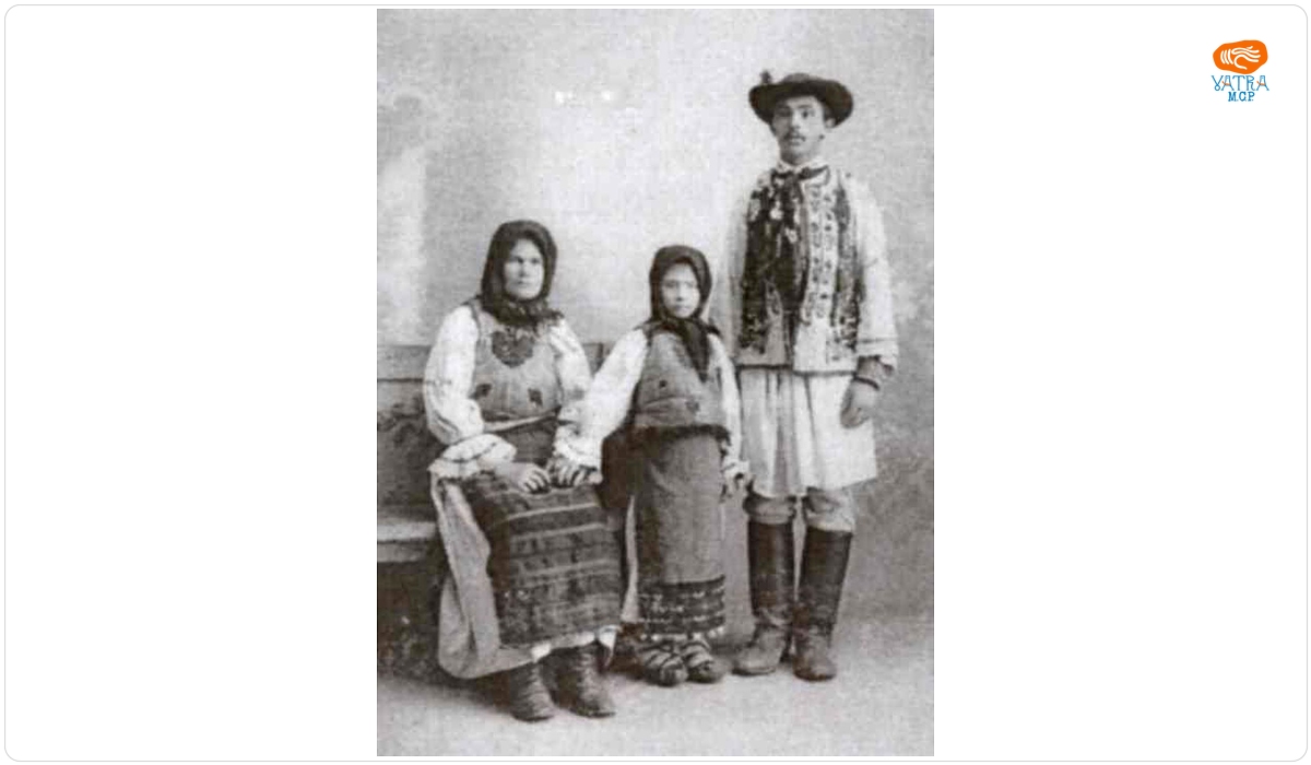 Alexander Roșu — Familie în port popular românesc din zona Bistrița