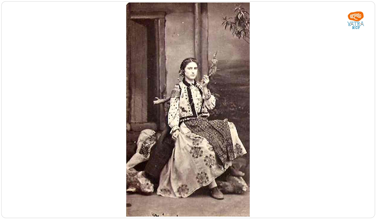 Carol Popp de Szathmári — Româncă îmbrăcată în costum popular românesc, torcând