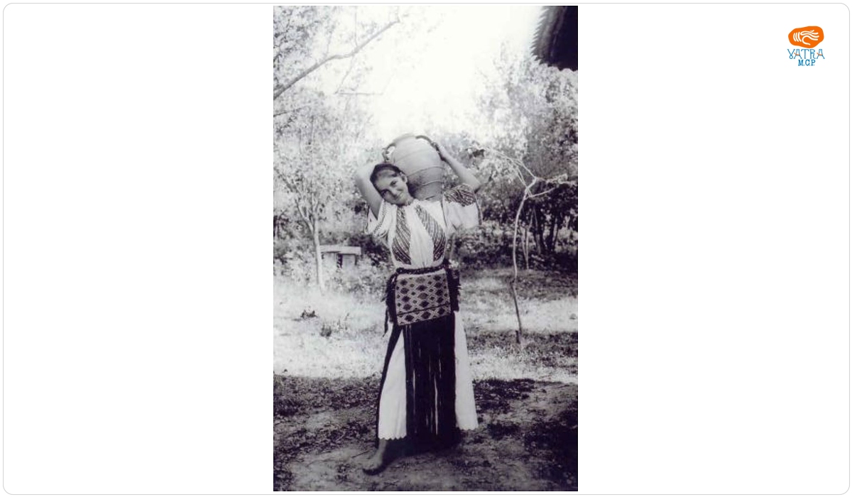 Alexandru Bellu — Tânără în costum popular