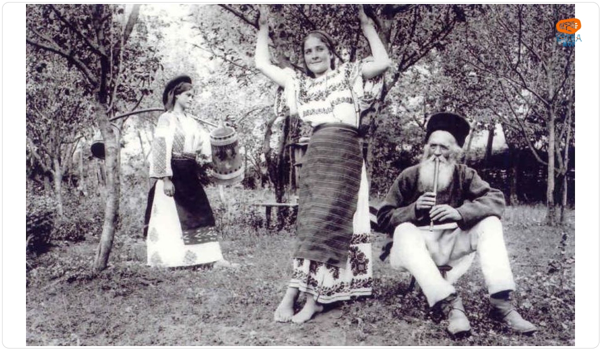 Tineri în costume populare