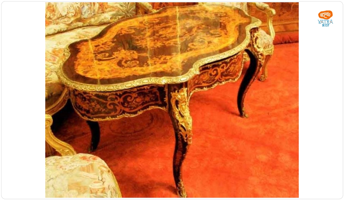 Masă de salon cu blatul oval