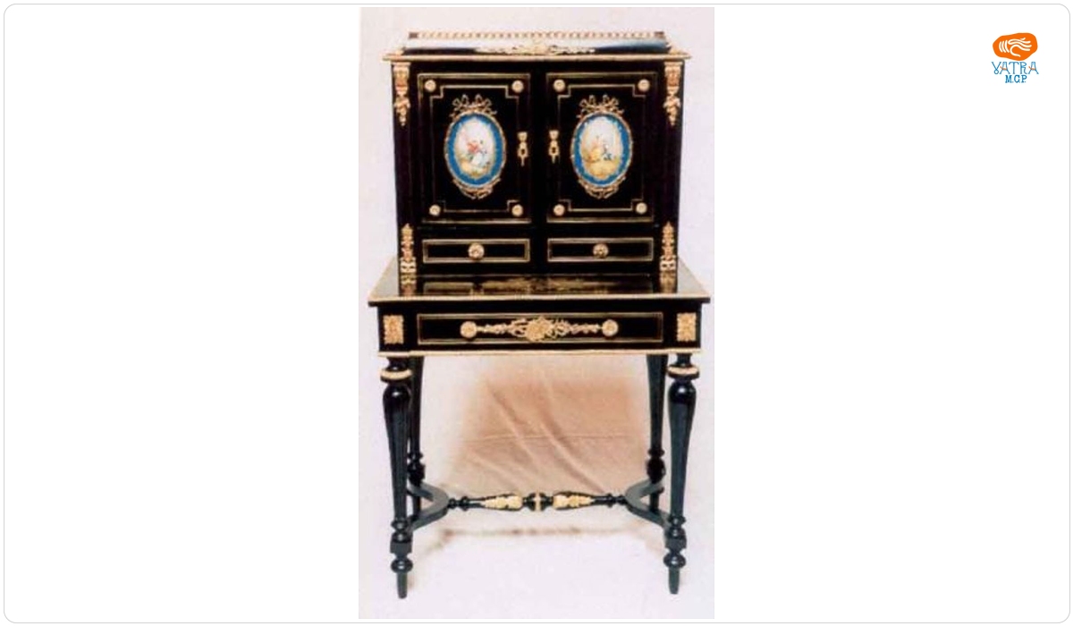 Cabinet cu medalioane din porțelan