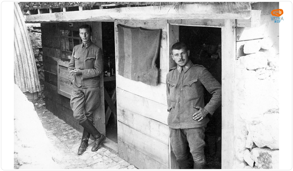 Dumitru Ciumbrudean — Militari ai Regimentului 50 Infanterie Alba Iulia în fața unui adăpost construit din lemn