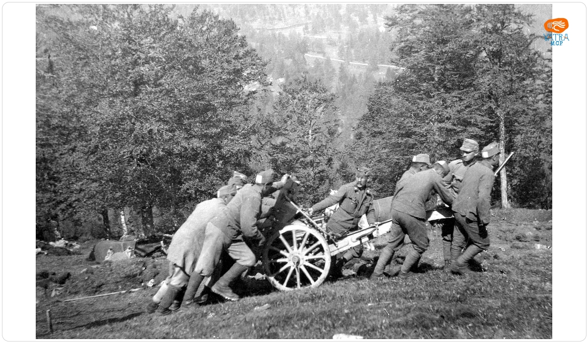 Dumitru Ciumbrudean — Militari din Regimentul 50 infanterie din Alba Iulia, transportând un tun