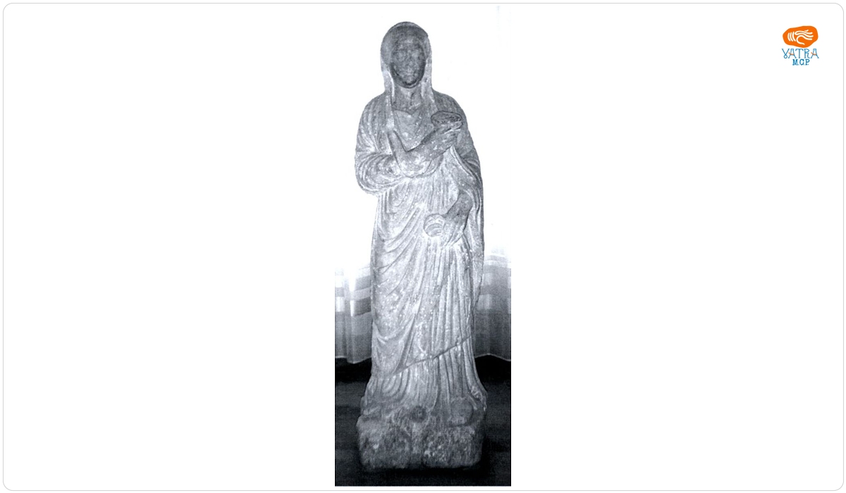 Statuie funerară feminină
