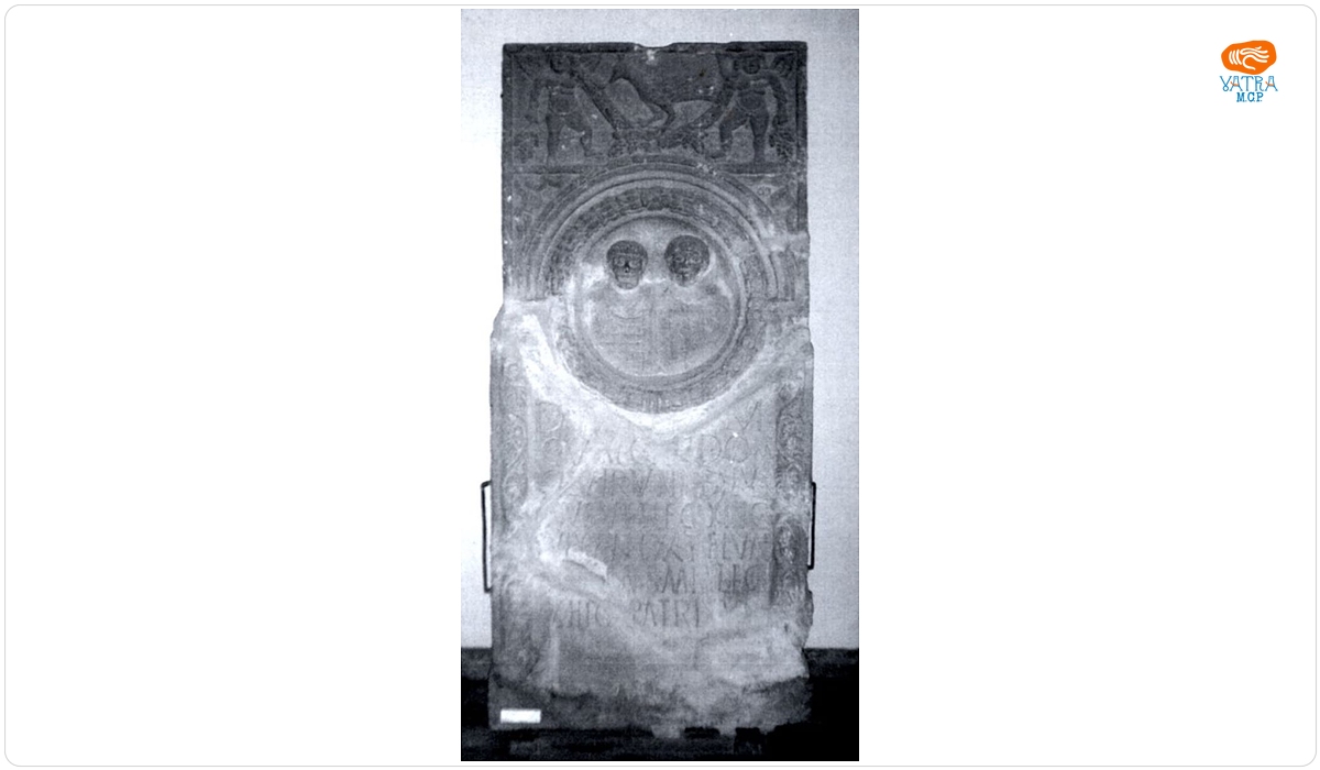 Stelă funerară cu decor în medalion și registru decorativ