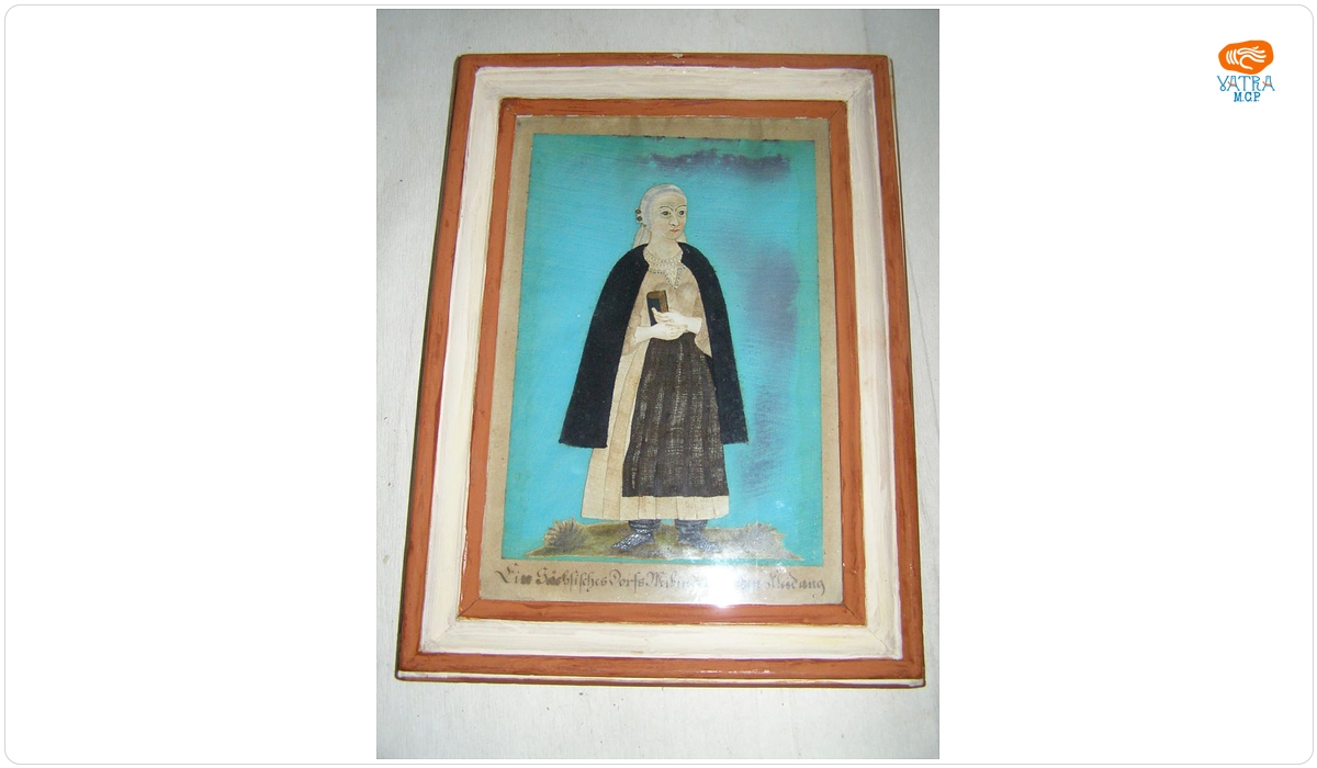O săsoaică de la sat în costum de biserică