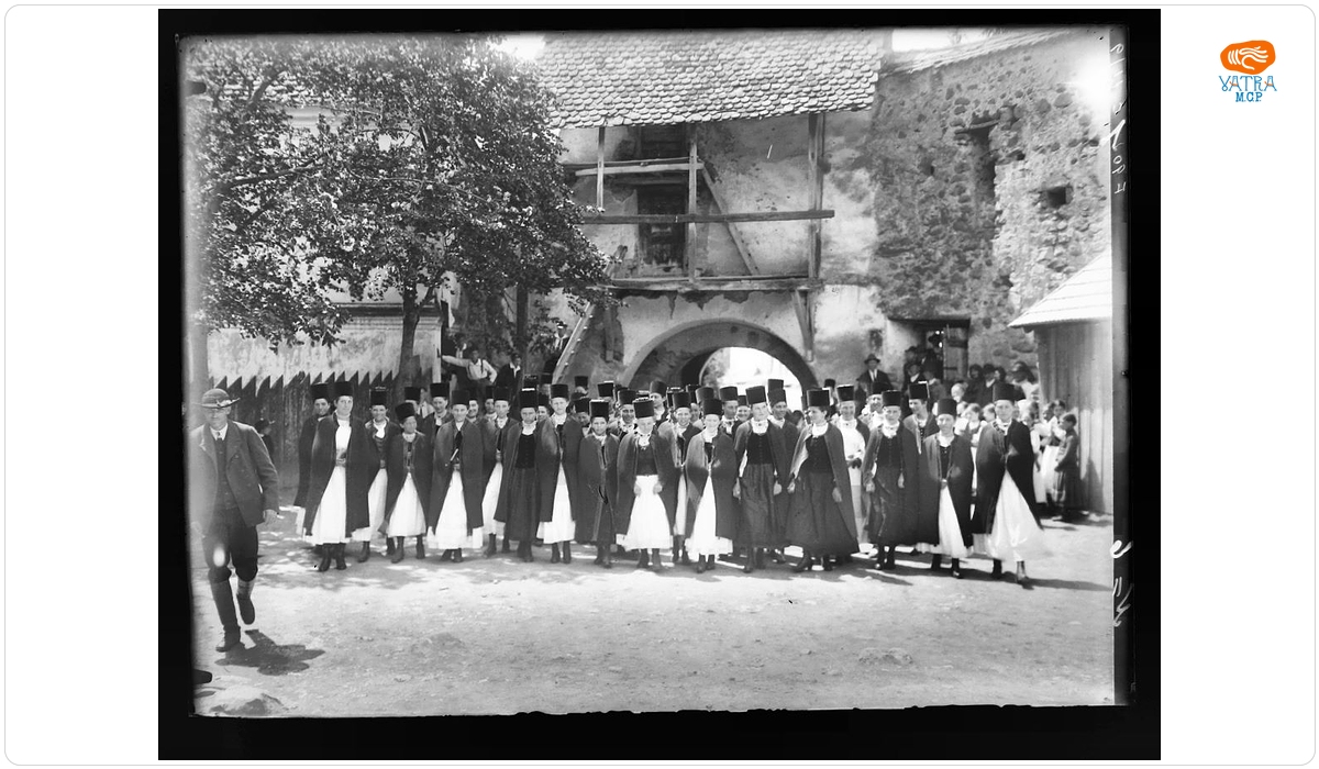 Grup de tinere din Cisnădioara