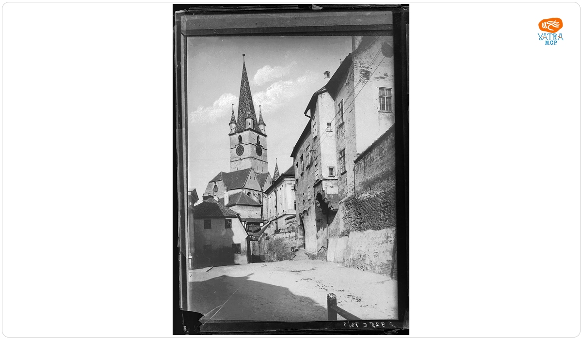 Vedere de ansamblu a Primăriei Vechi și a Bisericii Evanghelice