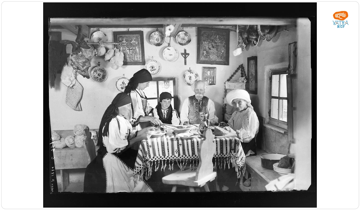 Poiana Sibiului. Familie de țărani români la masă, în interior de locuință tradițională