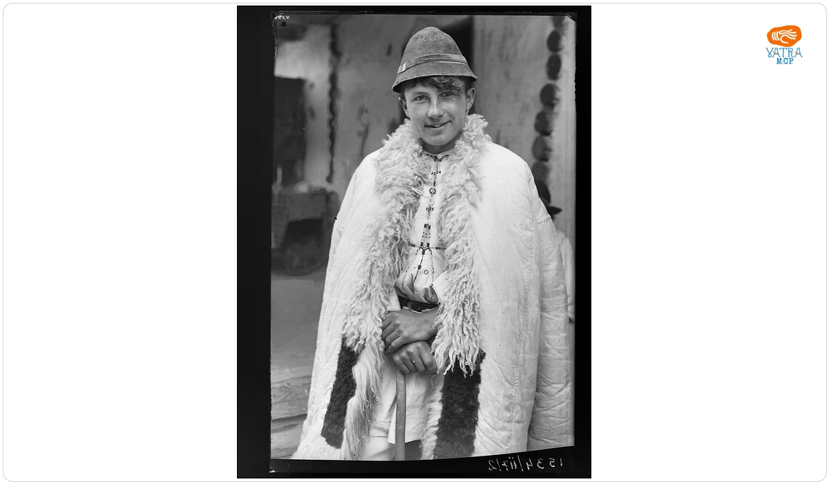 Poiana Sibiului. Tânăr în costum popular românesc de sărbătoare