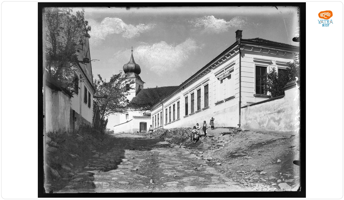 Jina. Școala și biserica, ansamblu