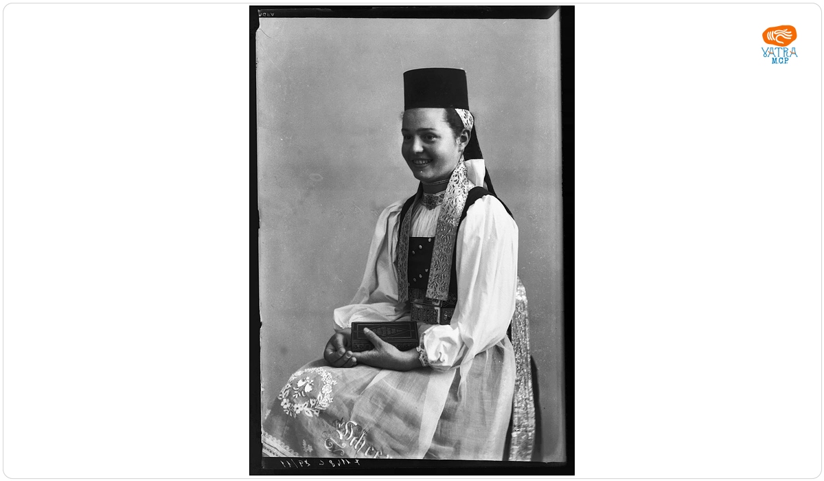 Fată în costum săsesc de sărbătoare