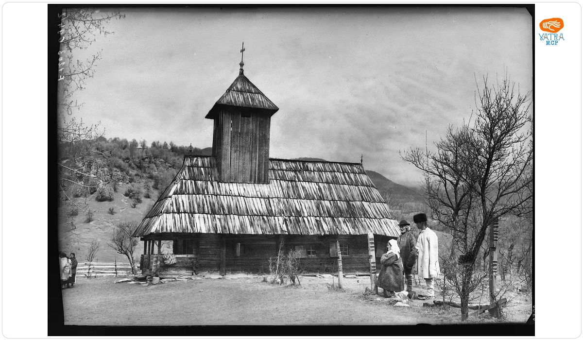 Români rugându-se lângă crucea de lemn