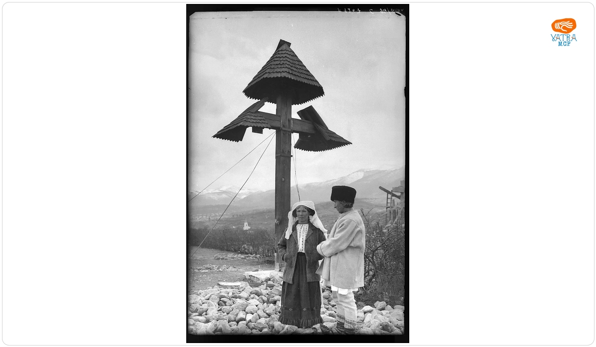 Pereche de români din Lupeni, lângă troiță