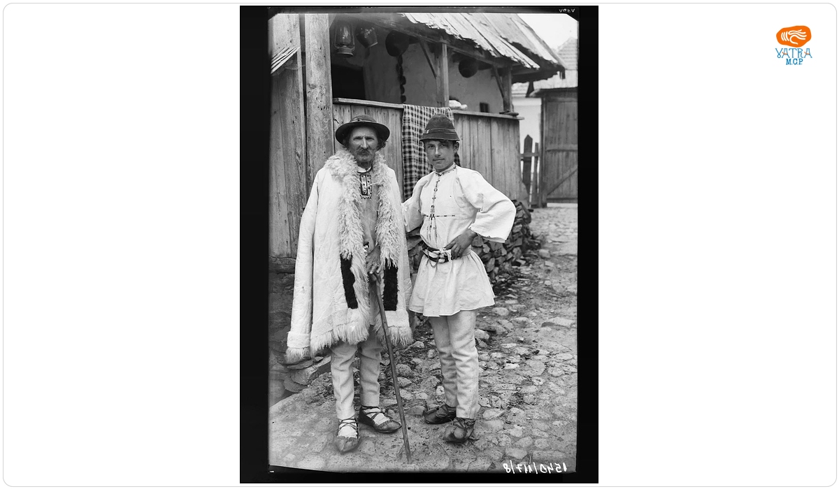Poiana Sibiului. Bătrân și tânăr în costume populare românești de sărbătoare