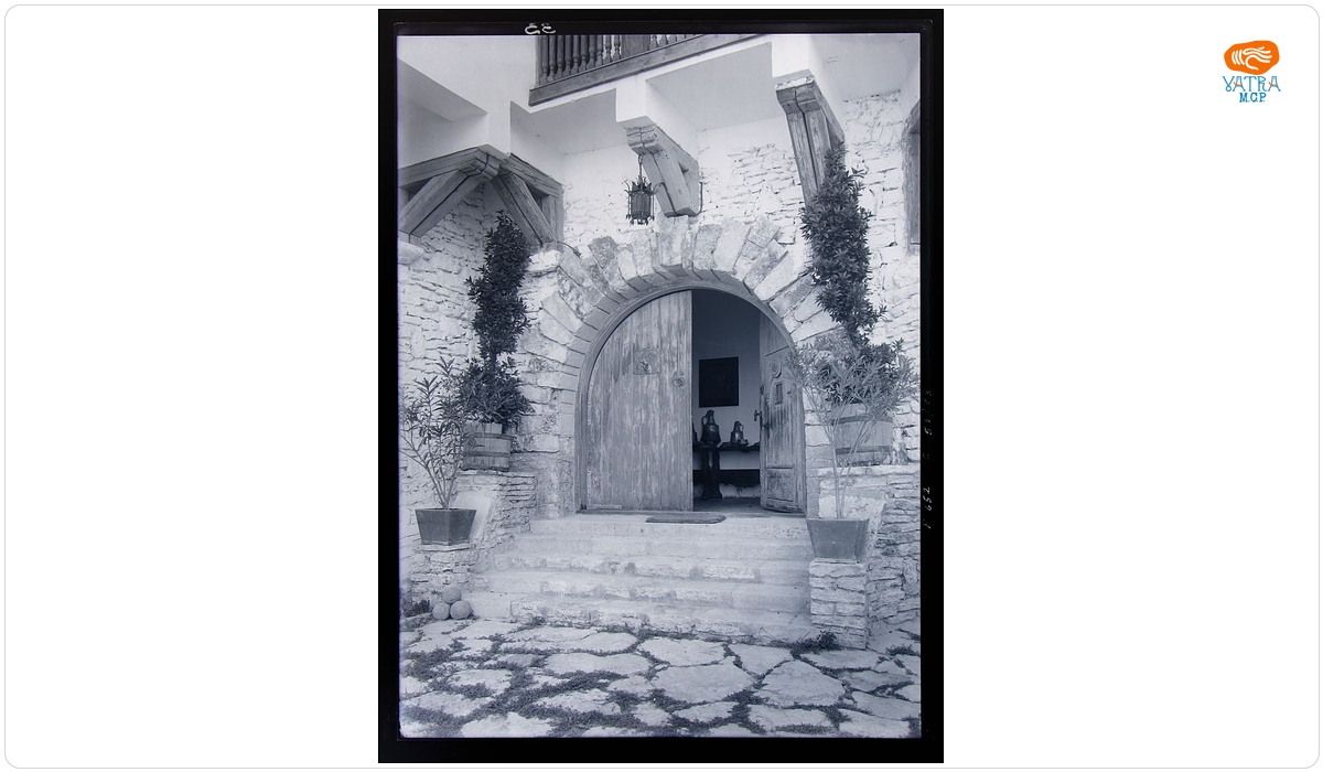 Poartă de intrare la Castelul de la Balcic