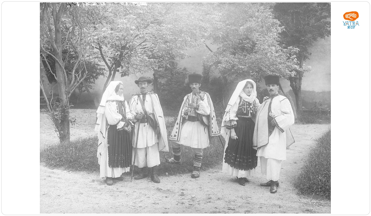 Grup de țărani în port popular românesc