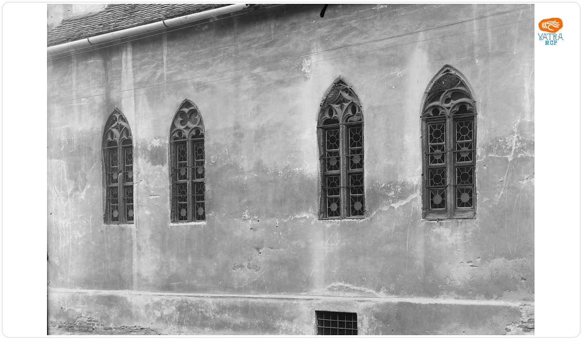 Ferestre cu ancadrament gotic de la o biserică
