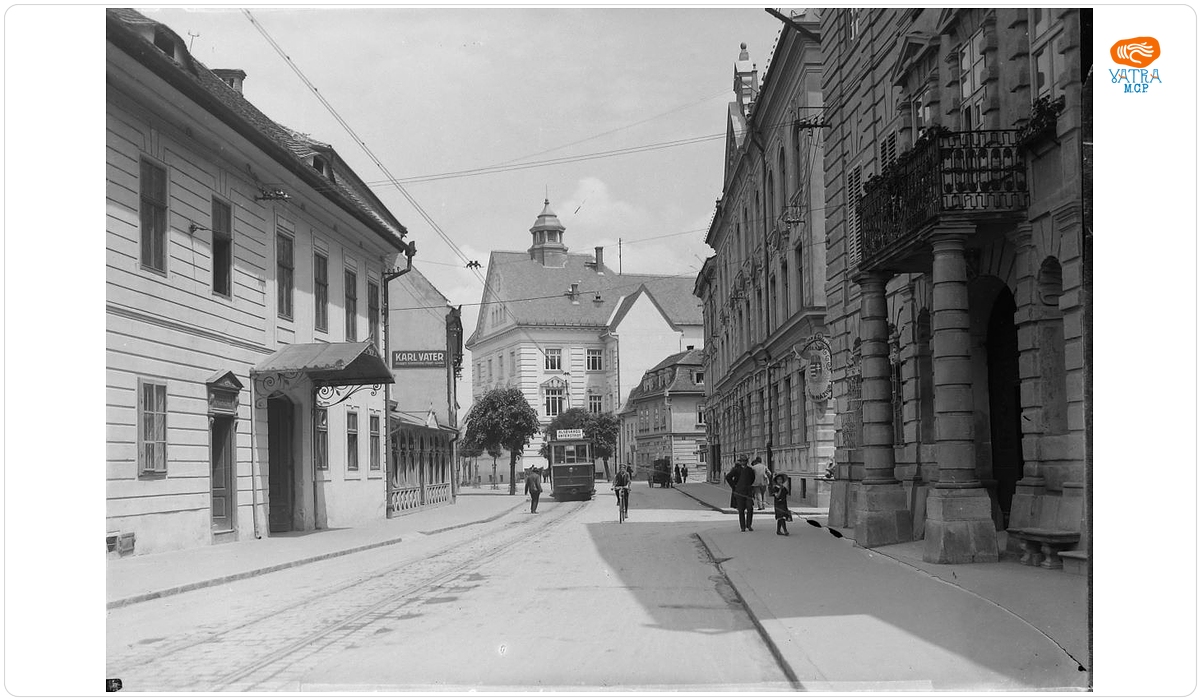 Vedere spre str. G-ral Magheru, fostă Sporergasse, cu casa Fileck și Gimnaziul de stat.