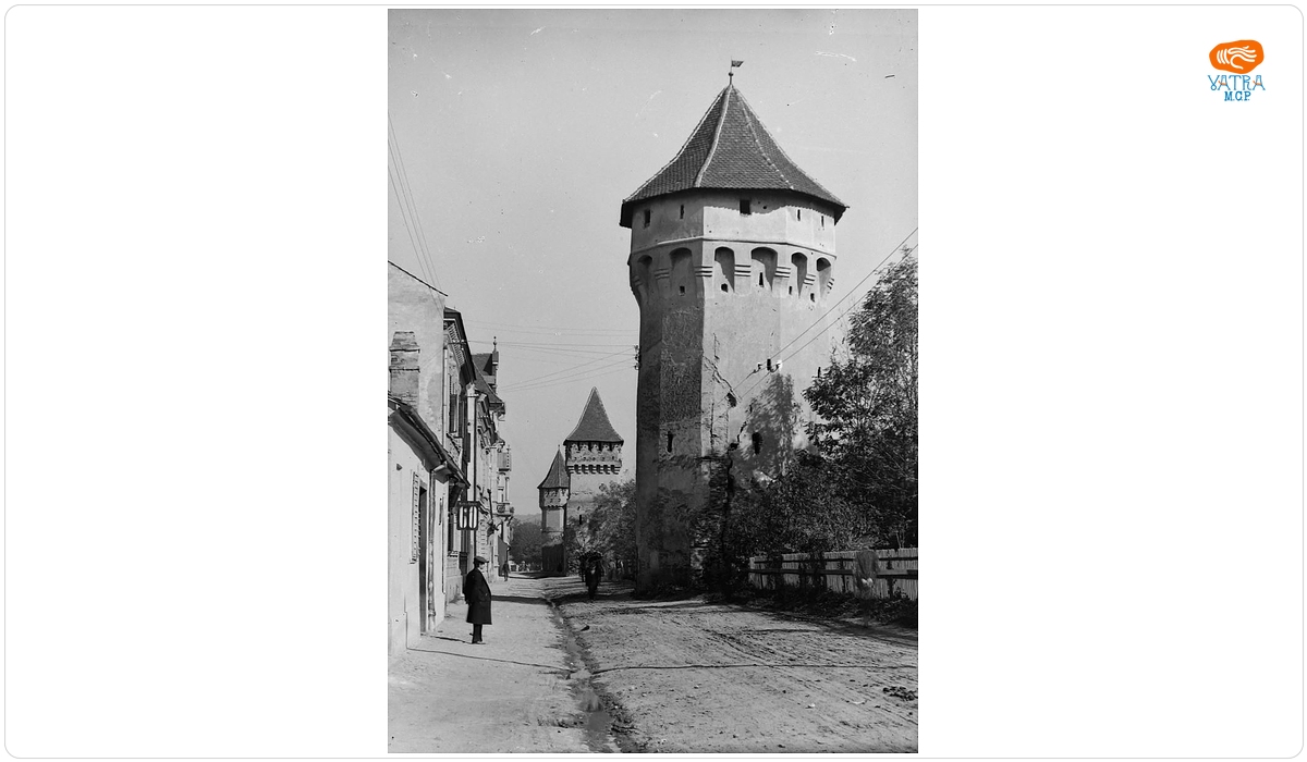 Strada Cetății, cu turnurile de fortificații, din Sibiu.