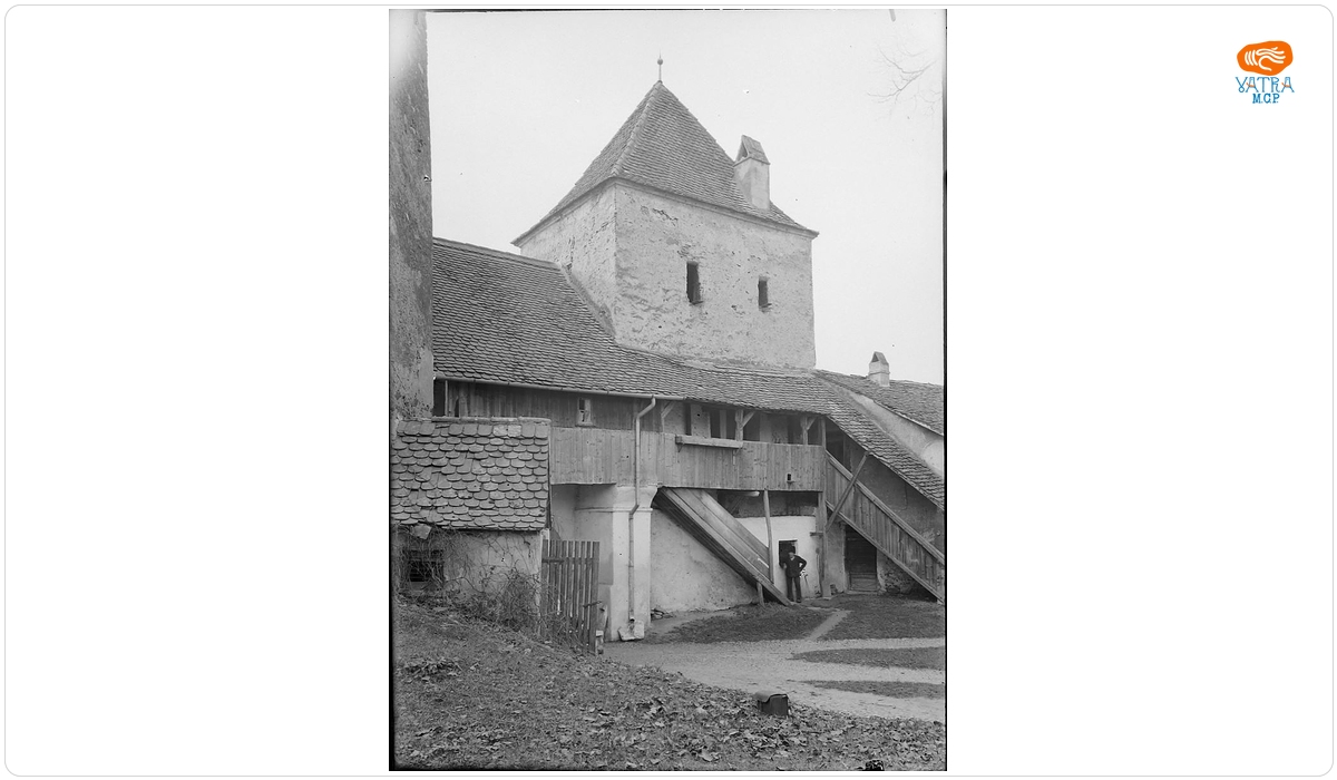 Bastionul de poartă al bisericii fortificate din Cisnădie.