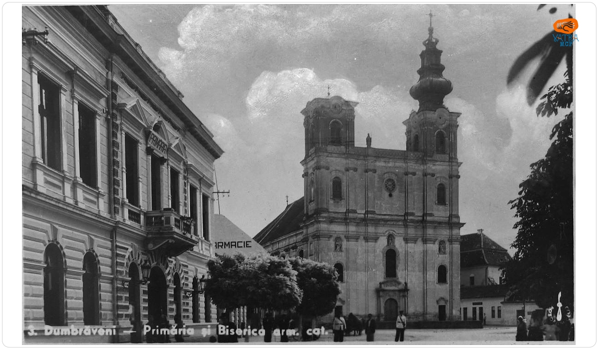 Piața din Dumbrăveni cu Primăria și Biserica Armenească.