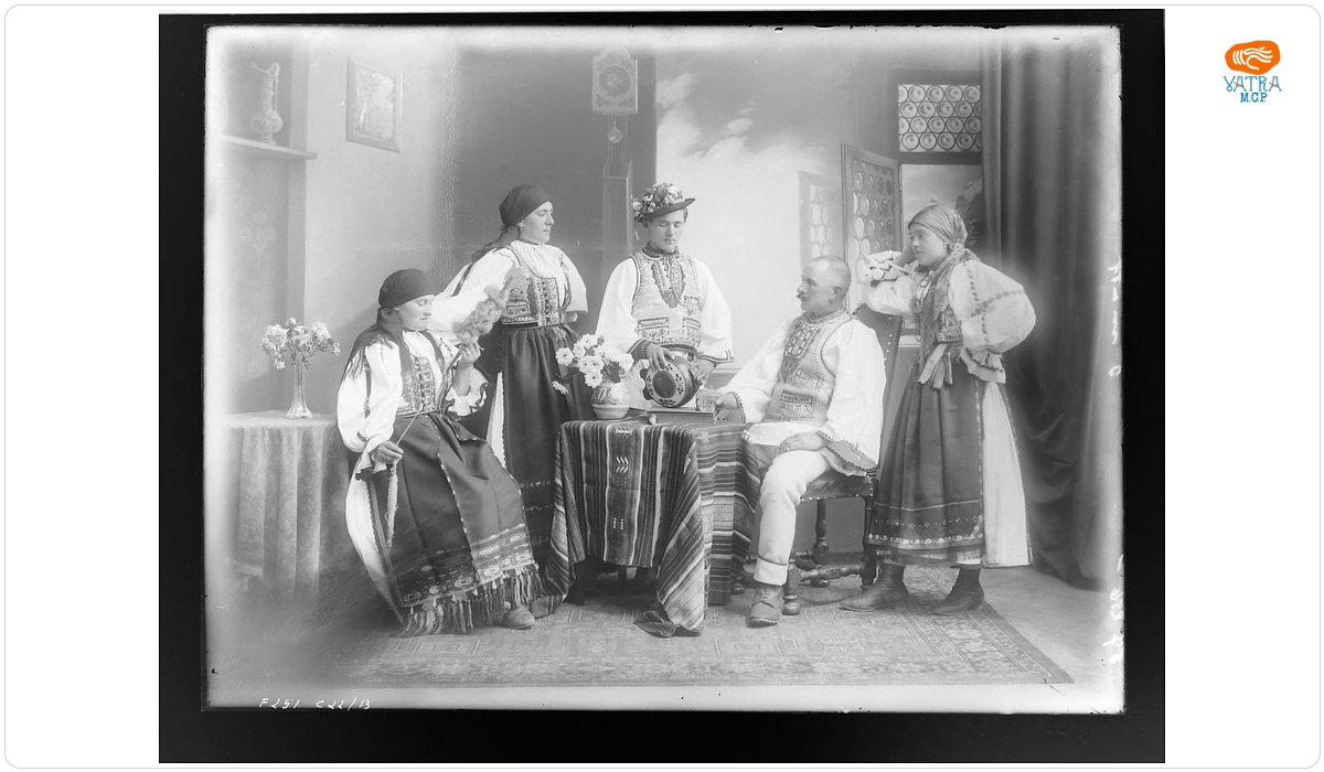 Mărginimea Sibiului; familie de țărani în port popular.