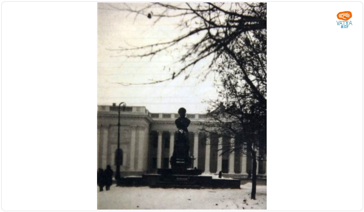 Statuie în fața unei clădiri din Odessa