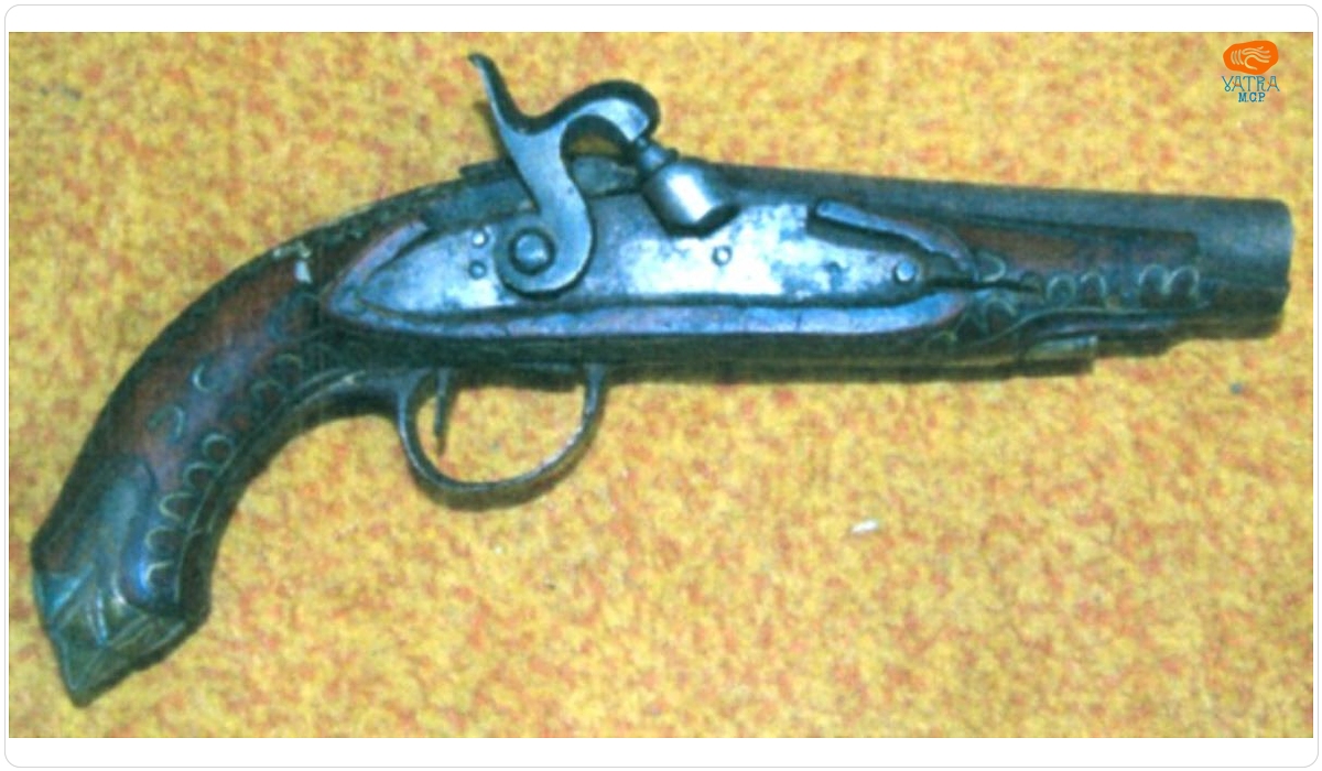 Pistol cu capse