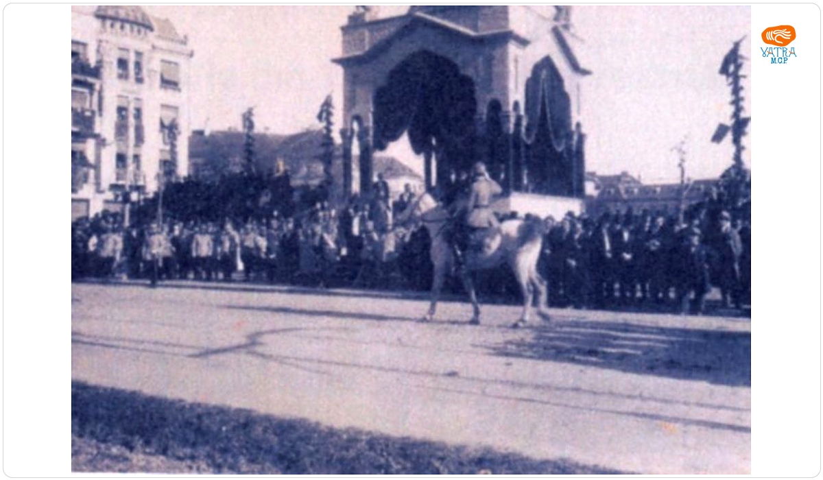 Tribuna oficială în timpul unei parade