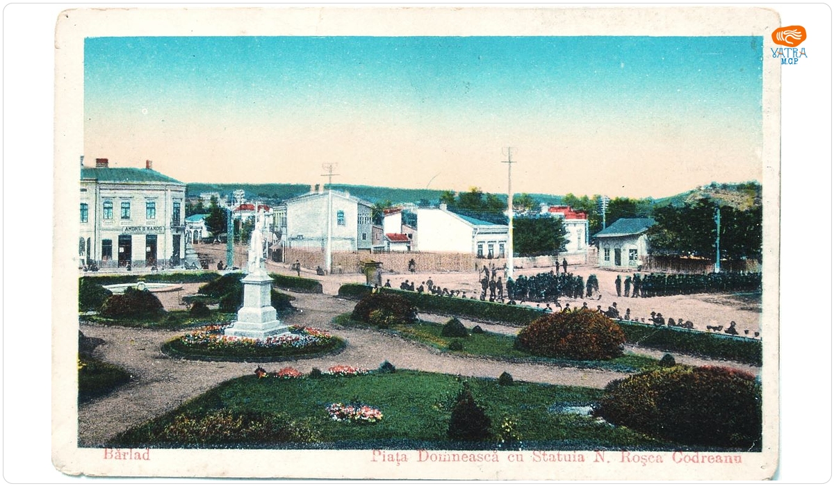 Bârlad. Piața Domnească cu statuia N. Roșca Codreanu