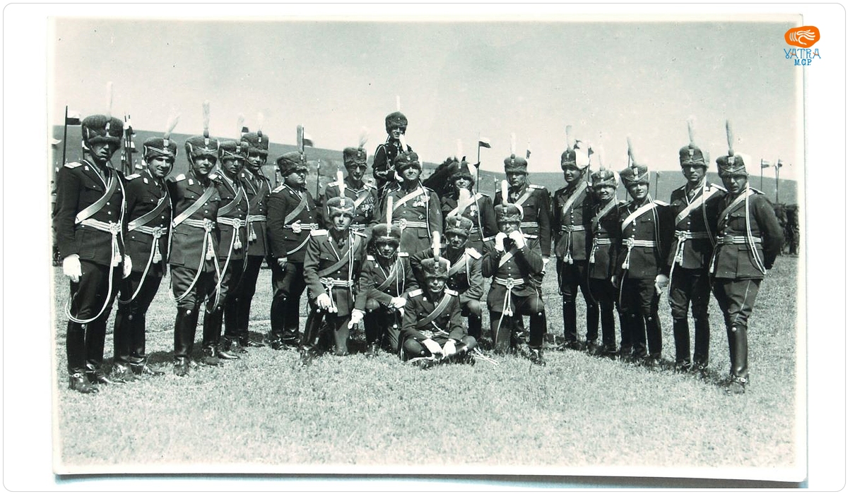 Grup de ofițeri ai Regimentului 2 Roșiori, la paradă