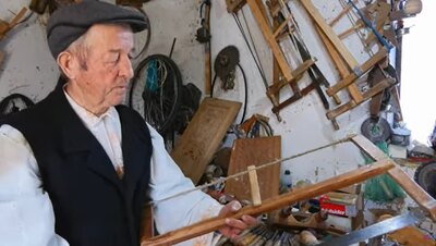 Comăneciu Neculai, meșterul porților cu trei stâlpi din Cașin