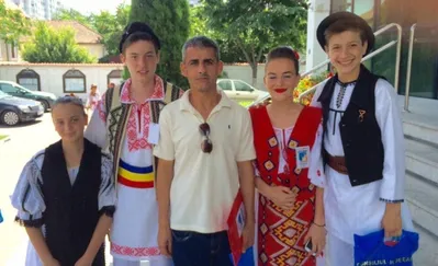 Caricaturistul Gogu Neagoe la cea de-a XXIII-a ediție a Concursului Național al Copiilor „Călușul Românesc” .