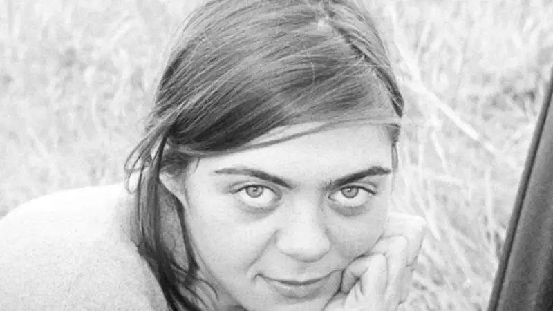Megan DOMINESCU, tapiser