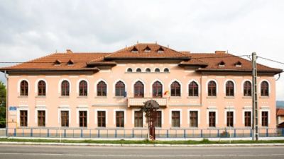 Școala cu troiță din Oțelu Roșu, Caraș Severin