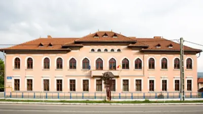 Școala cu troiță din Oțelu Roșu, Caraș Severin
