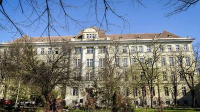Rectoratul Universității de Medicină și Farmacie Victor Babeș, fostul liceu Banatia, din Timișoara, bd. Revoluției din 1989