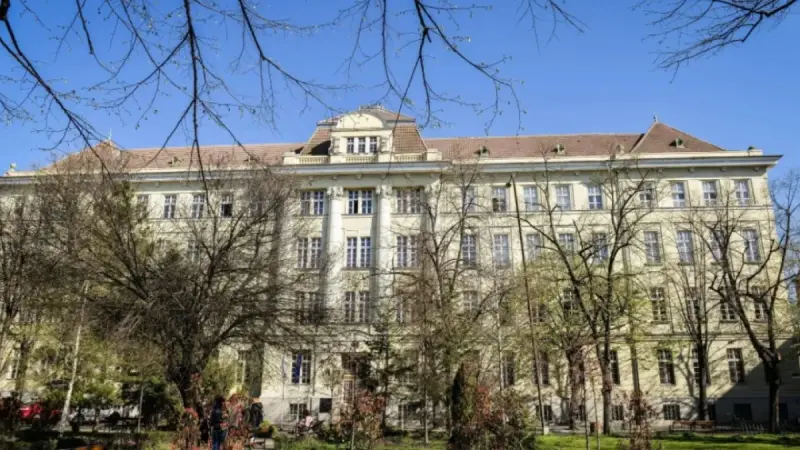 Rectoratul Universității de Medicină și Farmacie Victor Babeș, fostul liceu Banatia, din Timișoara, bd. Revoluției din 1989