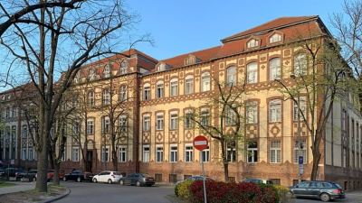 Căminele Universității de Medicină și Farmacie Victor Babeș, fost Seminarul Teologic Romano-Catolic, sunt situate în Timișoara, str. Regimentul 13 Călărași