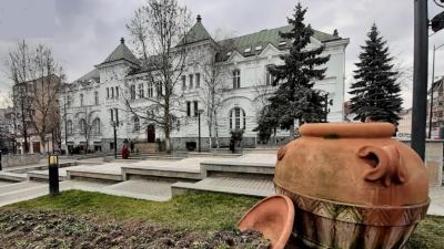 Judecătoria din Râmnicu Vâlcea, scuarul Revoluției