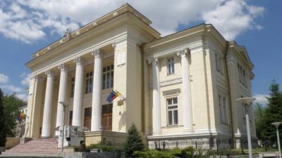 Tribunalul Vâlcea din Râmnicu Vâlcea, scuarul Revoluției