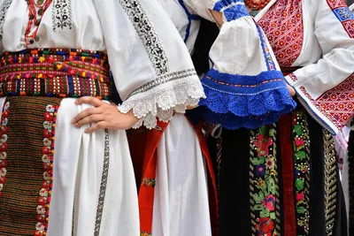 24 iunie - Sărbătoarea iei tradiționale românești (a cămășii cu altiță)