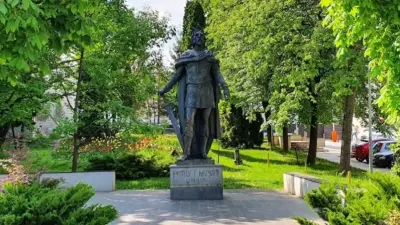Statuia lui Petru al II-lea Mușat din Suceava, str. Ștefan cel Mare