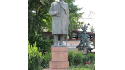 Statuia lui Mihail Sadoveanu din Fălticeni, Suceava