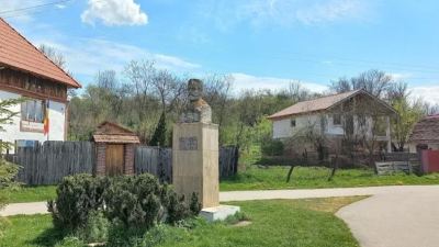 Monumentul lui August Treboniu Laurian din Fofeldea, Sibiu