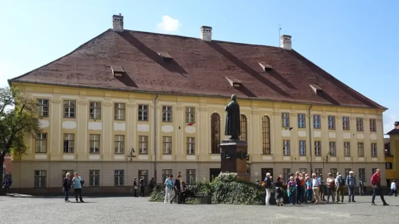 Liceul Samuel von Brukenthal din Sibiu, piața Huet