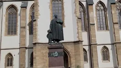 Monumentul lui Georg Daniel Teutsch din Sibiu, Piața Huet Monumentul lui Georg Daniel Teutsch din Sibiu, Piața Huet