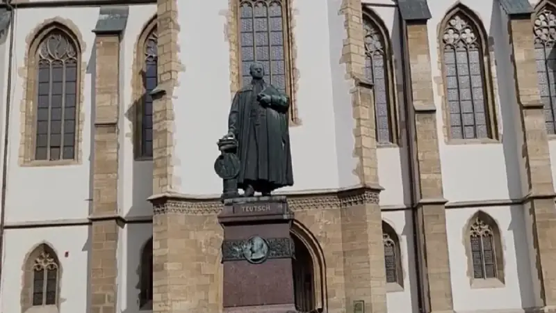 Monumentul lui Georg Daniel Teutsch din Sibiu, Piața Huet